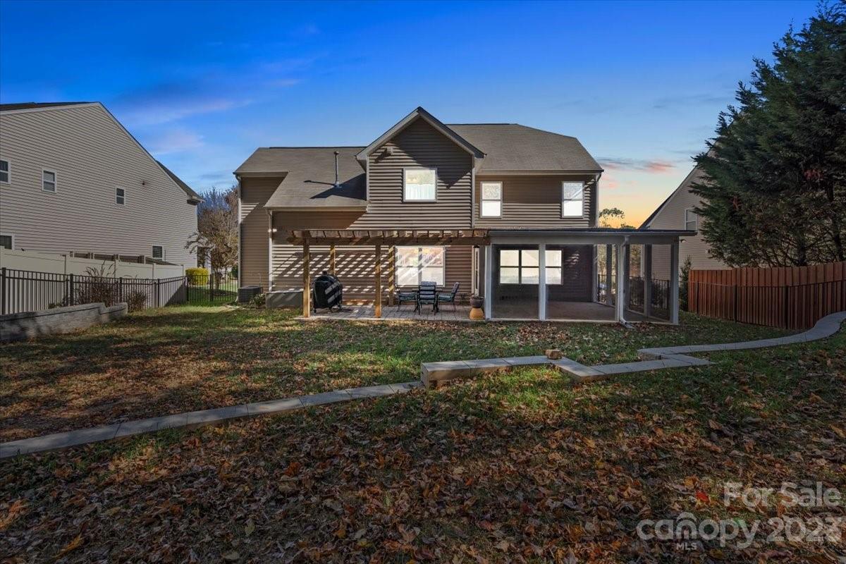 Oaks On Main - Residential