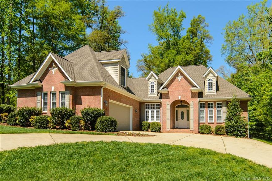 Gorgeous brick home with 3bd/3.5 baths and a huge bonus room upstairs! Master-on-main with trey ceiling, en-suite w/his/her WIC, whirlpool tub and double sinks! Open floor plan; trey ceilings, crown-moulding and hardwoods, great room features a vaulted ceiling with gas fp surrounded by beautiful built-ins.  Granite counter tops, island bar, stainless steel appliances, breakfast nook and large pantry. Large covered porch. Huge flat backyard & side yard. Quiet neighborhood & award winning schools!