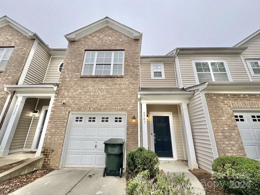 Ideal 3 bedroom, 2 bathroom townhouse in Steel Creek.
Kitchen is equipped with stainless steel appliances, ample cabinet space and a convenient bar countertop for dining. The bedrooms are spacious and the home is move-in ready. The home is walking distance from Berewick Town Center shopping area, including Harris Teeter, restaurants, gas stations, and more. Convenient to all major highways, Charlotte Premium Outlets, and Charlotte Douglas international airport.