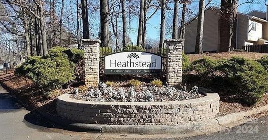 Charlotte - Southpark 2 bed & 2 full bath condo in beautiful & quiet neighborhood " Feels more like Home!! **Great** location. Super convenient location, just a few blocks from South park mall, uptown access, directly behind Beverly Woods Elementary and right across the street from Recreation or fitness center & Harris Teeter. Newly painted interior and recently installed Samsung washer and dryer. Spacious back patio, bonus storage room, central air conditioning and heat, wood burning fireplace and much more!! 2 dedicated parking spaces but plenty of spaces nearby. Community offers a clubhouse, outdoor pools, and sidewalks throughout the community.