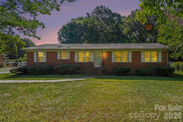 1204 VICKIE LN, MATTHEWS, NC 28104 - Image 39fa48e0e2bd81d1fb552c612d9f57b7/2029948271