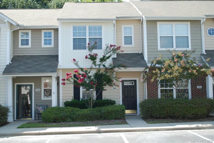 Commuter's dream townhome 5 min to 77/485 & 15min to uptown in low inventory Waterstone community. Neutral/move-in ready/quick close. Recently updated lighting/fixtures, laminate wood flooring and ceramic tile on main, corner gas FP in bright open great room plan with pass-thru to kitchen, large master with vaulted ceiling, garden tub and WIC. Private fully enclosed yard/patio. Low SC taxes! Refrigerator included. $2000 buyer closing cost incentive on Feb contract closing by end of March.