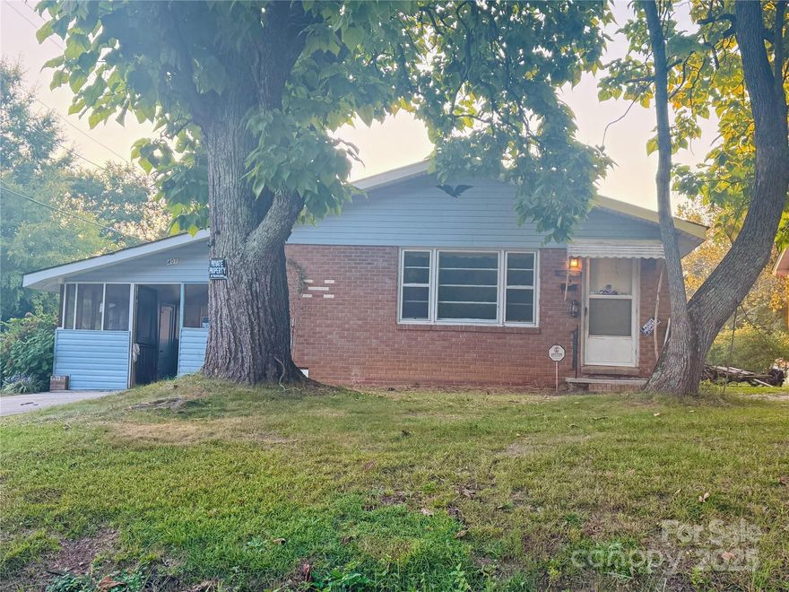 Step into this promising 3-bedroom, 1-bathroom residence situated on a corner lot within minutes of downtown Lancaster. This property is ideal for investors looking for rental income or value-add potential.