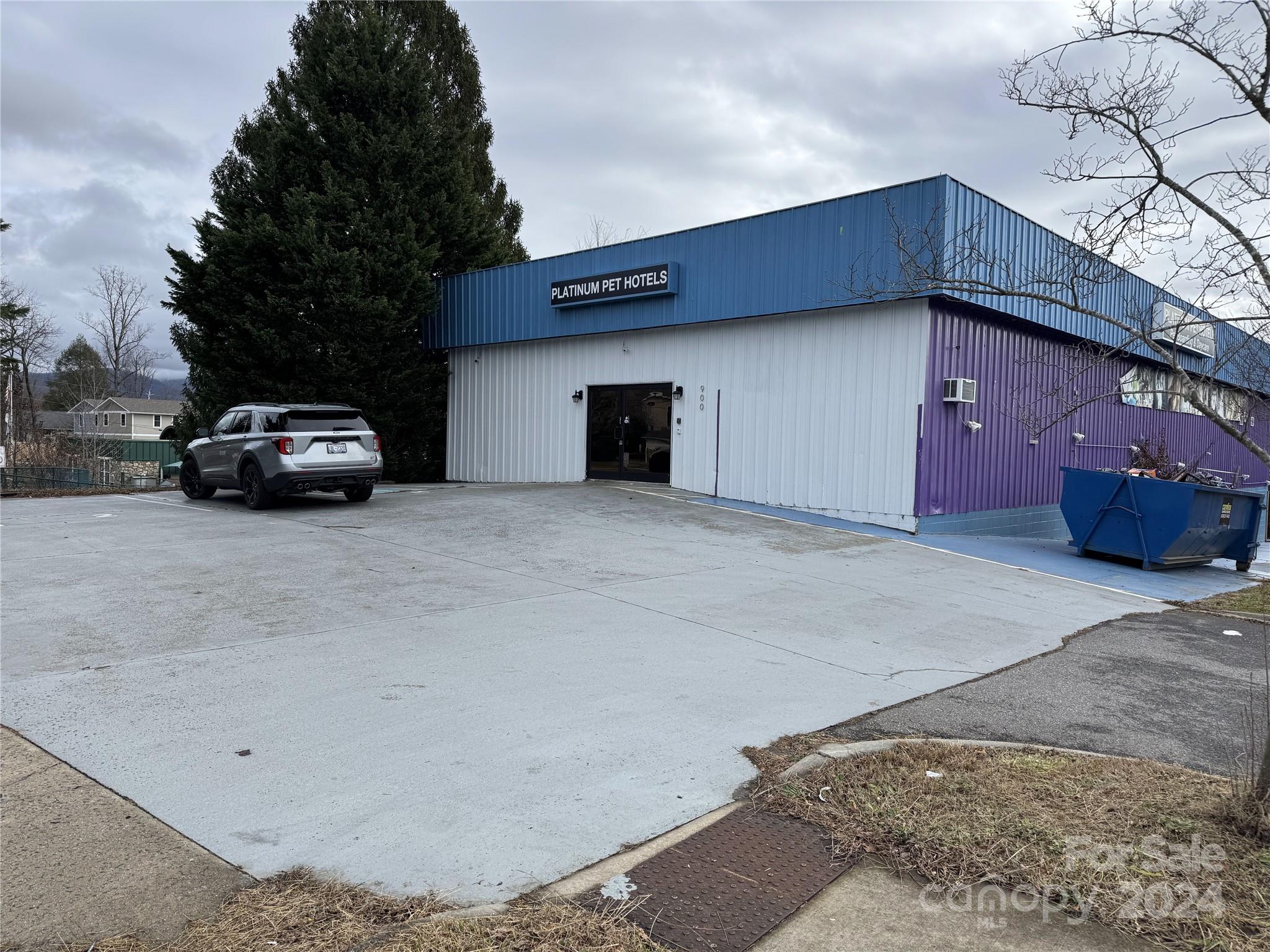 900 West Chapel Road