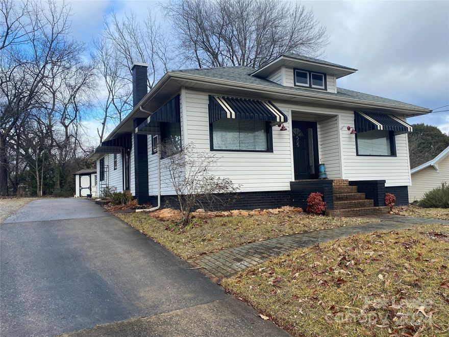 New Rental Available! This beautiful 2 bed, 2 bath home with several bonus rooms is available and ready for you to make it your own. This home is very close to downtown for easy access to amenities with very little maintenance required on the home. If you are looking for a place to stay where you don't have to travel long to get anywhere, you just found it! Call today to set up a showing.