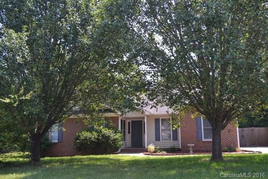 This ranch home offers a split bedroom plan.  Spacious great room with fireplace/gas logs, kitchen and breakfast area.  Large deck, patio, fenced back yard and storage shed.  Great access to I-77!