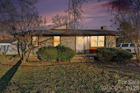 Photo of 402 Shinnville Road, Mooresville, NC 28115 (MLS # 4354758)