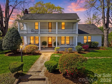 Photo of 321 9th Street NW, Hickory, NC 28601 (MLS # 4355650)