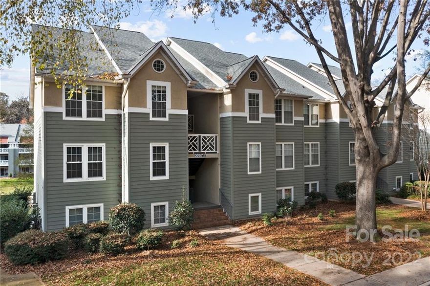 Kitchen and bathrooms just remodeled!!!! Don't sleep on this beautifully remodeled penthouse unit that sits waterfront in the desirable Windward complex. This unit offers lake living at its best with a balcony overlooking Lake Norman. The balcony has a utility/storage closet (outdoor TV conveys). Just a short walk to the lighted boardwalk, neighborhood beach/pool and Holiday Marina.