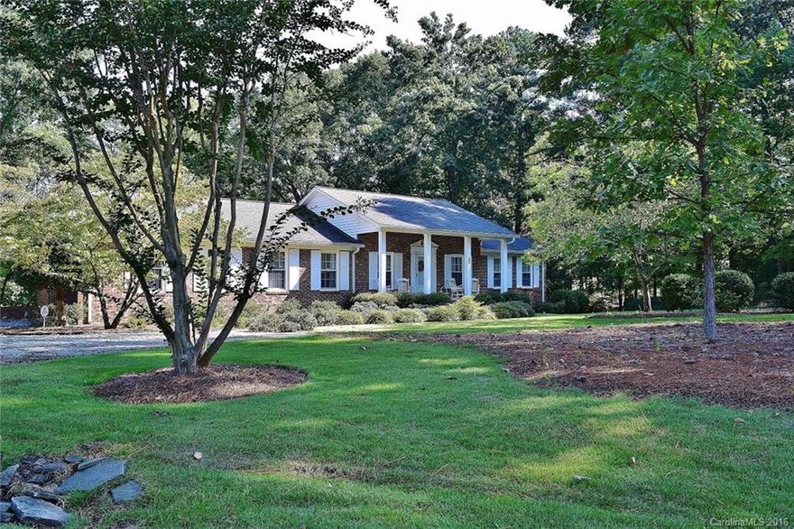 Gorgeously classic Southern-style ranch with fantastic views of the golf course!Enjoy coffee on your private screened porch while hearing the golfers tee off,strap on your sneakers and go for a stroll in the quiet culdesac,or spend the afternoon gardening or tinkering in the 1000+ sq.ft. basement!