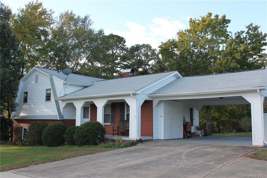 This is a spacious split level located on a level lot. With a bit of updating this could be the family home of your dreams! The previous owners kept things in good working  condition through the years and with your decorating touches this could be your "fixer upper" For those of you that commute to Spartanburg and Greenville this is a great location!