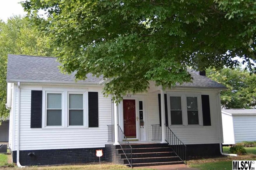 Quaint 3BR/2BA bungalow downtown, one level, great floor plan and fenced back yard. Hardwoods throughout most of house. In great condition, just a few finishing touches to make it your own. New hybrid HVAC system. Located on a quiet street and close enough to walk to downtown events. Great neighborhood and neighbors.