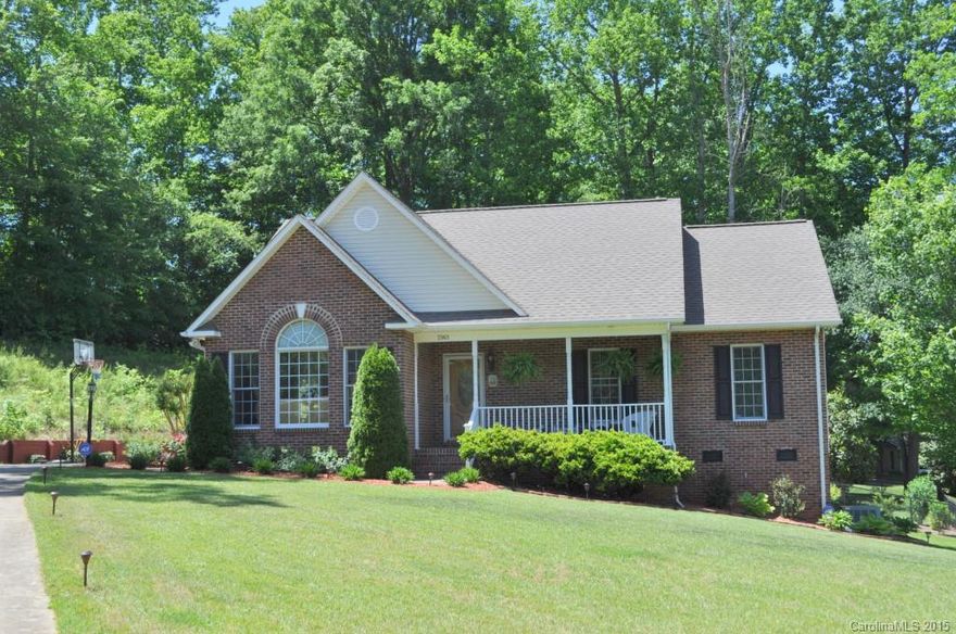 3 BR/2BA brick & vinyl ranch tucked into a serene & private cul-de-sac only minutes from shopping & Hwy 127.  Kitchen has tile back splash, stainless appliances & breakfast nook. Great room w/HW floors, GL fireplace & vaulted ceiling. Huge Master BR w/walk-in closet & master BA that has vanity area, ceramic tile, double sinks & step-in shower. Laundry room has cabinets for storage. Large sunroom & deck, security system, gutter guards, storm doors, walk-up attic & fenced-in back yard.