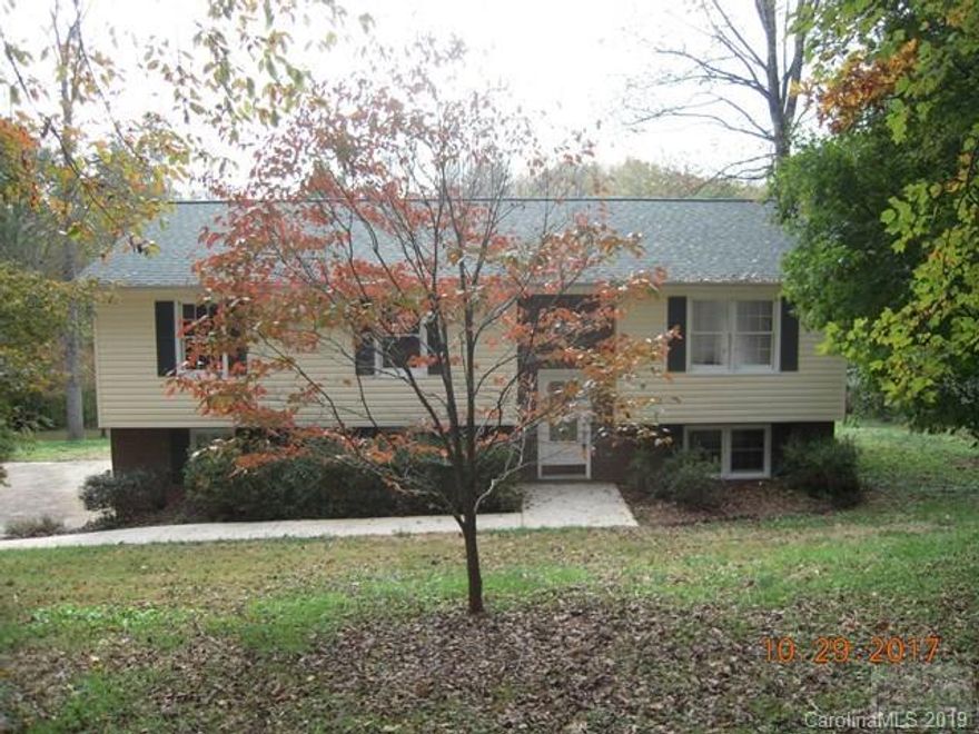 Well maintained home  in quiet desirable subdivision conveniently located between Morganton and Valdese.  Back deck overlooks huge back yard.  Living room has been recently repainted and features a wood burning stone fireplace.  Main level has 3 bedrooms, master bath and full bath, lower level has 4th bedroom 1/2 bath, laundry and  and finished bonus room and large two car garage.  Entire living area in very good condition.  Home is in move-in condition.