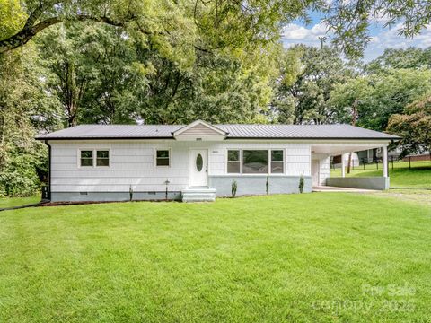 Photo of 1806 Kingsley Drive, Albemarle, NC 28001 (MLS # 4288813) Photo of 1806 Kingsley Drive, Albemarle, NC 28001 (MLS # 4288813)