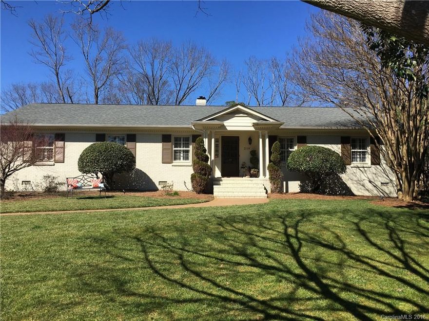 Immaculate 3BR 2.5BT ranch in desirable Cotswold area. Kitchen (renovated in 2007) w/stainless appliances & granite countertops open to family room & sunroom. Master BR w/renovated master BT in 2009. Hardwood floors and 8 1/2 ceilings throughout. Highly rated schools. Great location in walking distance to popular restaurants & shops. Must see!!