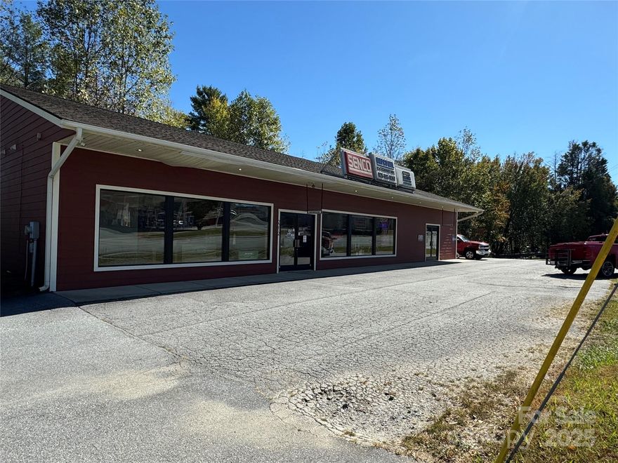 HENDERSONVILLE ENTRY CORRIDOR!!
DAPCO contractors supply store. Sale includes real estate, business, and all inventory and equipment.
Well built, spacious building with thriving business!!! App. $320k inventory currently, fork lift, all office supplies.