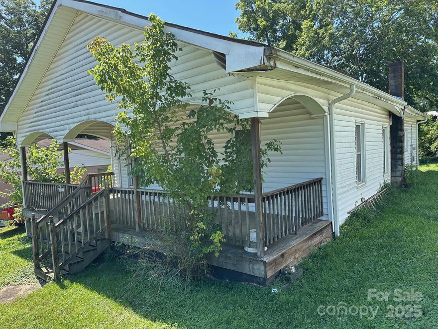 Investors special. Use caution when showing. Owner has not ability to make any repairs. Owner has no ability to remove anything from the property. SOLD AS IS.