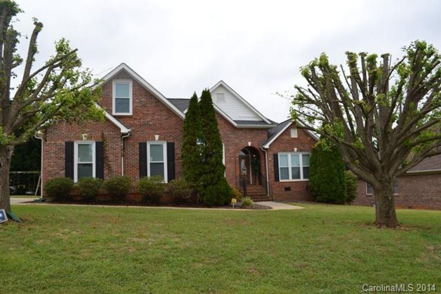 Amazing home with split bedroom floorplan! Spacious great room offers vaulted ceiling and fireplace, formal dining has LOTS of natural light.  Granite kitchen with breakfast area and ceramic tile backsplash.  Large master bedroom has tray ceiling and walk-in closet! 2 Additional bedrooms, hall bath, and laundry room on first floor.  2nd floor offers oversized bonus room with stained glass window overlooking the great room. Home also offers large deck space for entertaining!