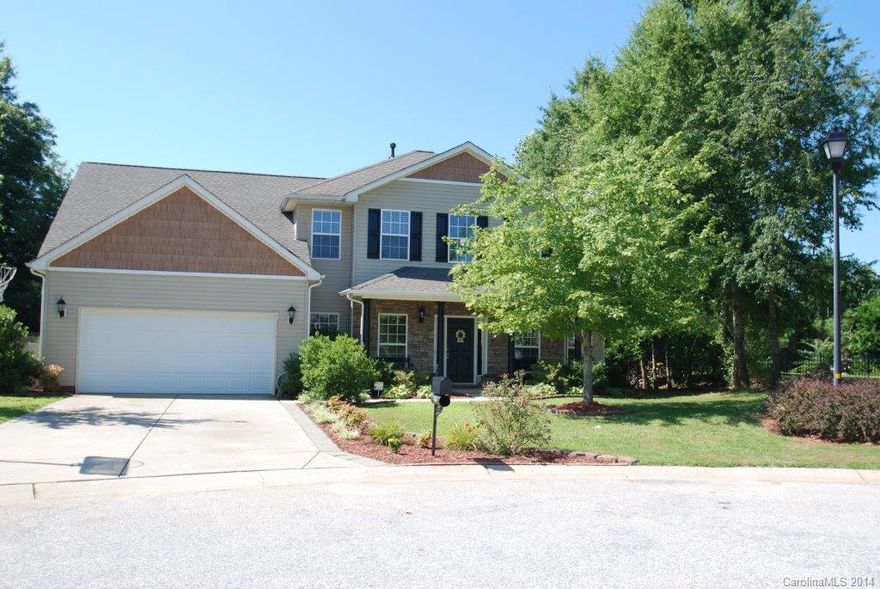 NEW PRICE...!  BRING YOUR OFFERS...! YOU WILL LOVE THIS IMMACULATE END OF CUL-DE-SAC HOME!  BEAUTIFUL STONE FRONT PORCH!  THE SCREENED IN BACK PORCH IS AWESOME, COMPLETE WITH A GORGEOUS STONE PAVER PATIO OVERLOOKING A STUNNING LANDSCAPED FENCED YARD WITH LOADS OF PRIVACY TO INCLUDE A PRIVACY BUFFER. THIS HOME HAS IT ALL!  BEAUTIFUL BAMBOO FLOORING, FANTASTIC NEW PAINT COLORS, NEW FIXTURES, HUGE MASTER WITH TREY CEILING. MASTER BATH WITH OVERSIZED TUB & SEPARATE OVERSIZED SHOWER (2 SHOWER HEADS.)