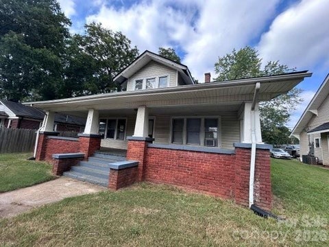 Photo of 439 2nd Avenue SE, Hickory, NC 28602 (MLS # 4429904)
