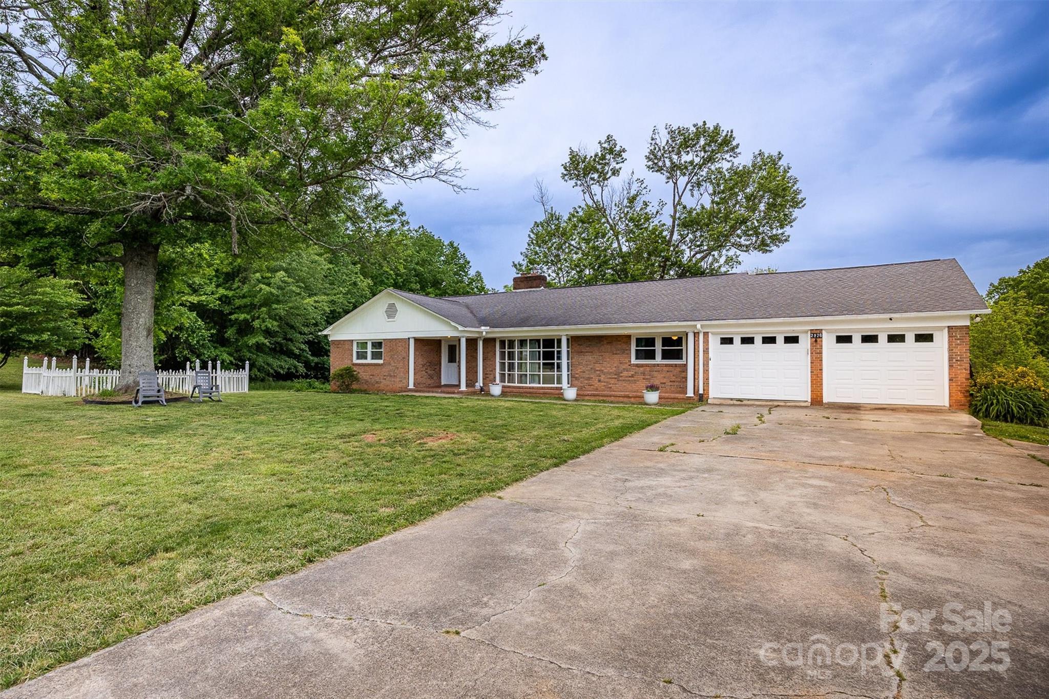 2176 Tomlinson Loop