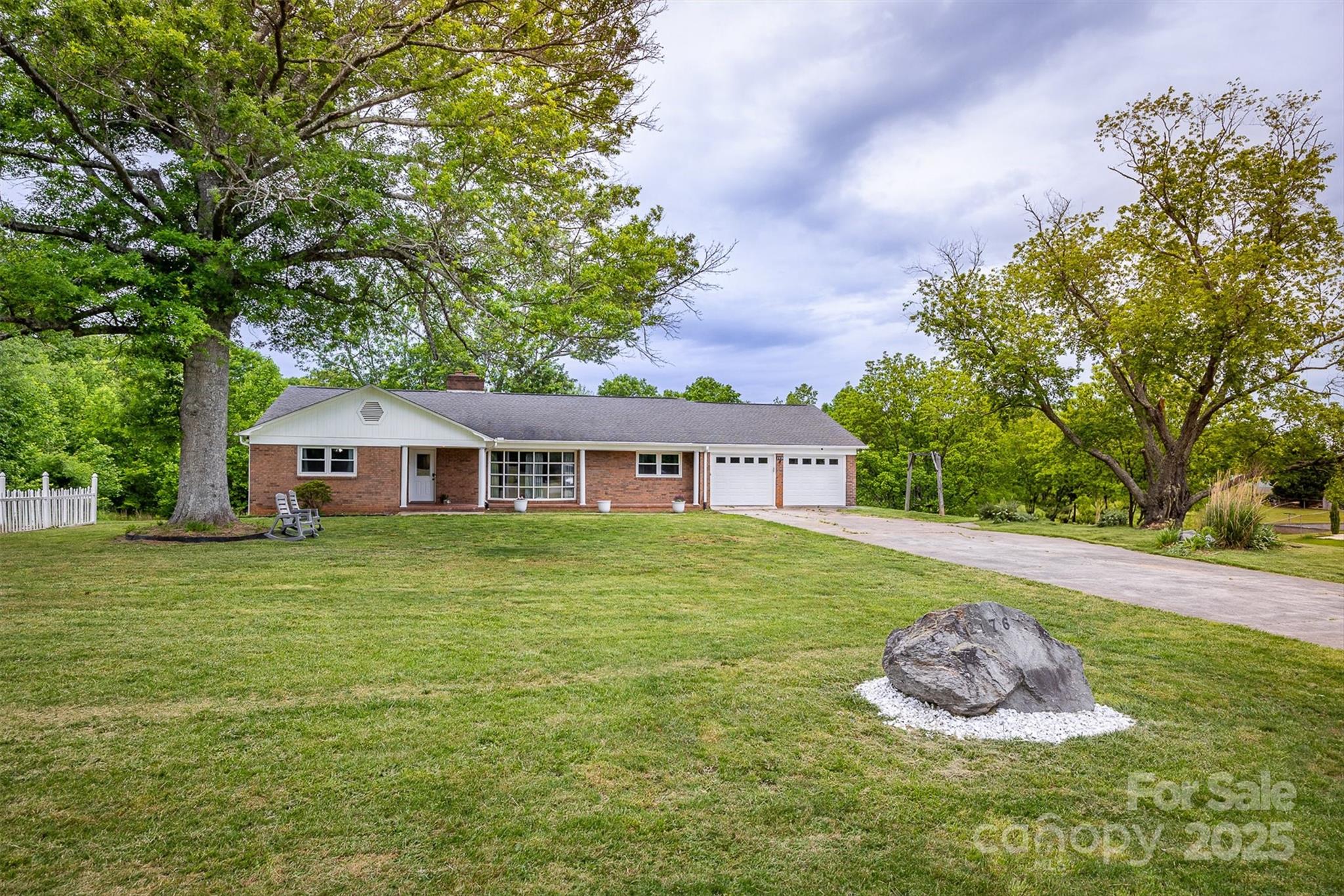 2176 Tomlinson Loop