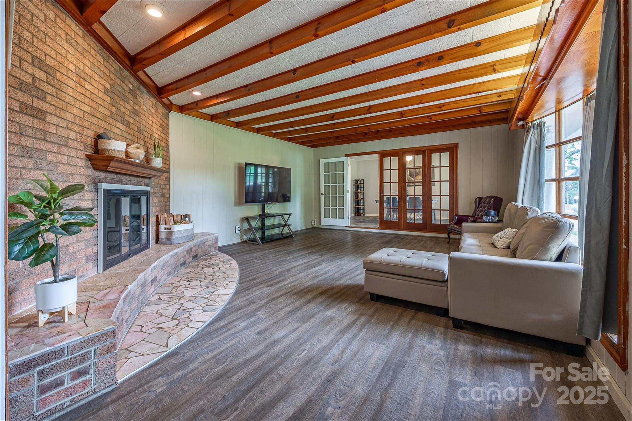 2176 Tomlinson Loop