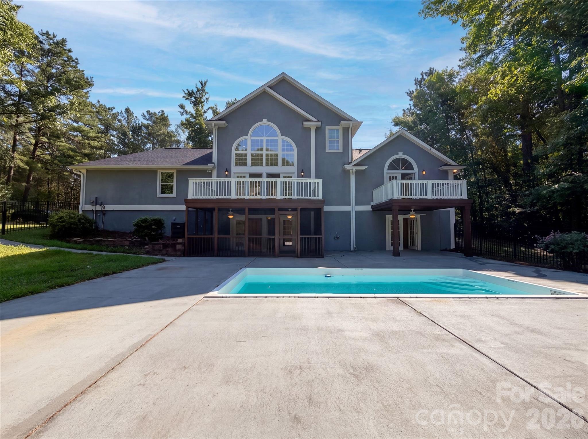502 Live Oaks Court
