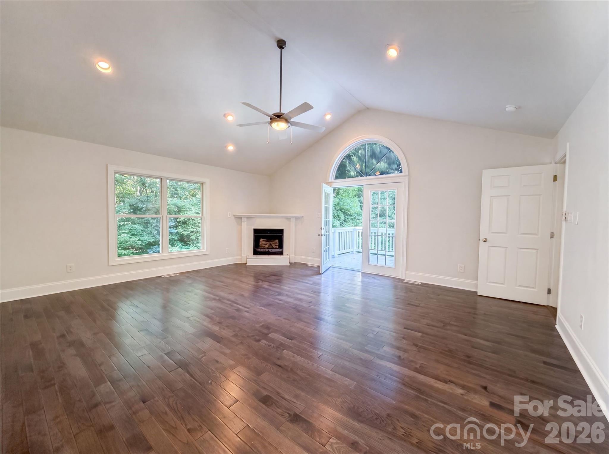502 Live Oaks Court