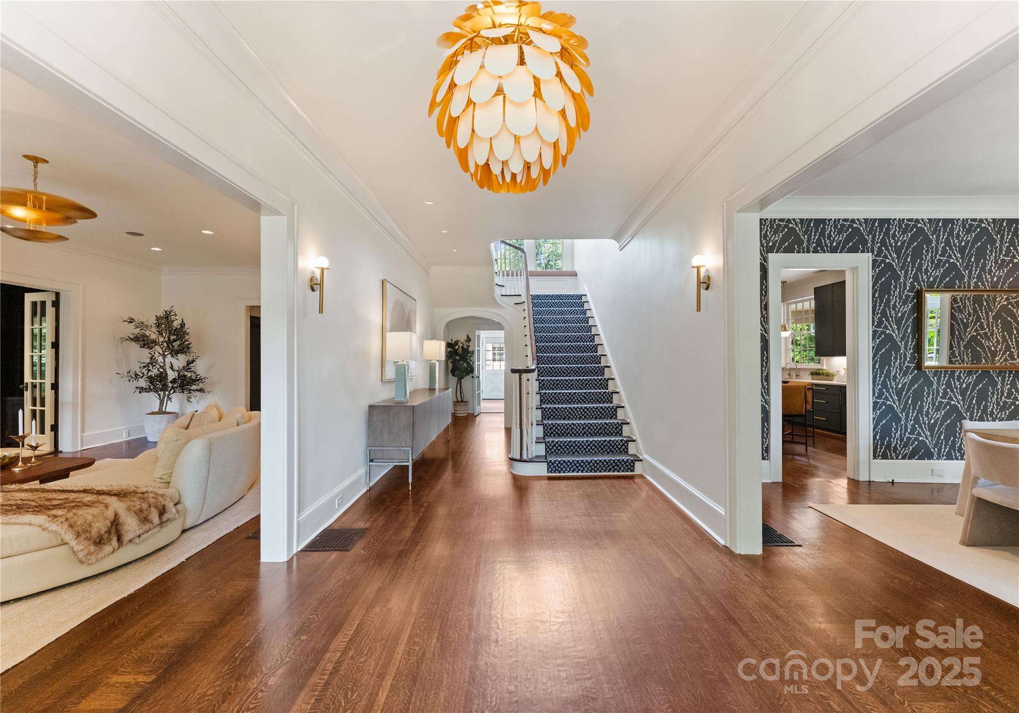 1137 Queens Road W