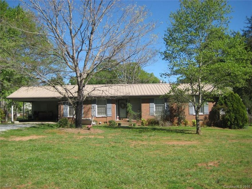 Great location, brick/vinyl ranch w/metal roof, spacious family room, DW (2013), oven (2011), hot water heater (2014), pipes under home (2010), well (2009), updated master bathroom tub, backsplash, fixtures & flooring (2016), outside storage (12x16), fenced pasture, barn, 1.78 acre lot.