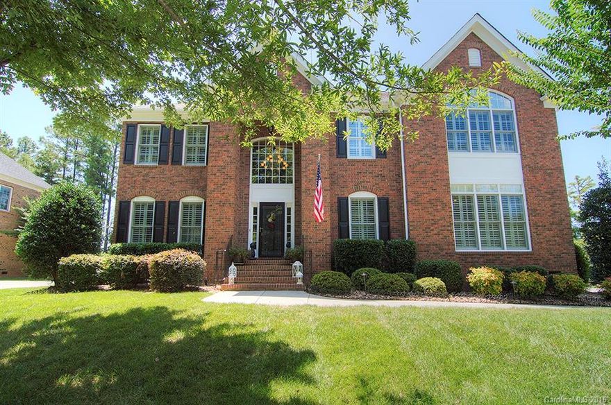 Stunning home in Lake Shore. Beautifully updated to include a fantastic custom kitchen, completely renovated w new appliances, custom cabinetry, & fixtures. All new hardwood flooring & carpeting, new paint throughout. Bathrooms recently updated w/custom tile, vanities, & fixtures. Designer Plantation Shutters.  Master bedroom has separate sitting room.Tega Cay Peninsula lifestyle, Fort Mill Schools.
CURRENT CONTRACT HAS A 24 HOUR RIGHT OF REFUSAL IF NEW OFFER DOES NOT HAVE A SALE CONTINGENCY.