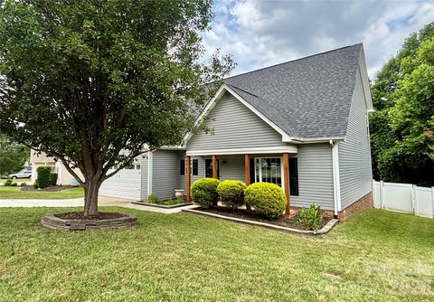 Photo of 229 17th Avenue SE, Hickory, NC 28602 (MLS # 4396861)