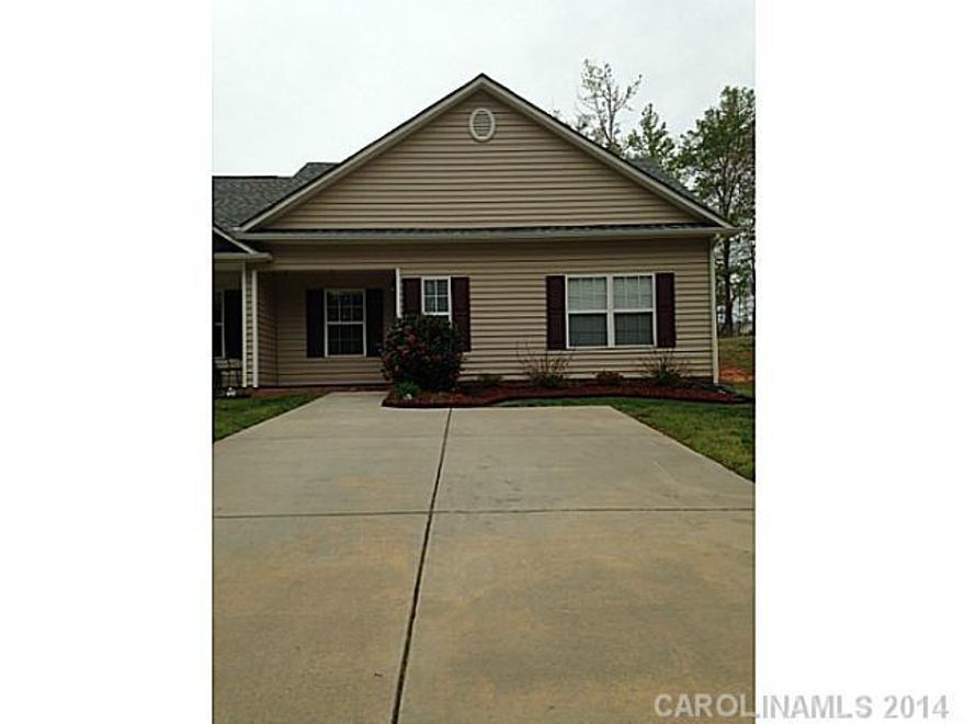 Immaculate 3 BR/2BA duplex. Open living room, dining room and beautiful kitchen. Double sinks and walk in closet in master. Fenced back yard with extended patio! This home is a must see!