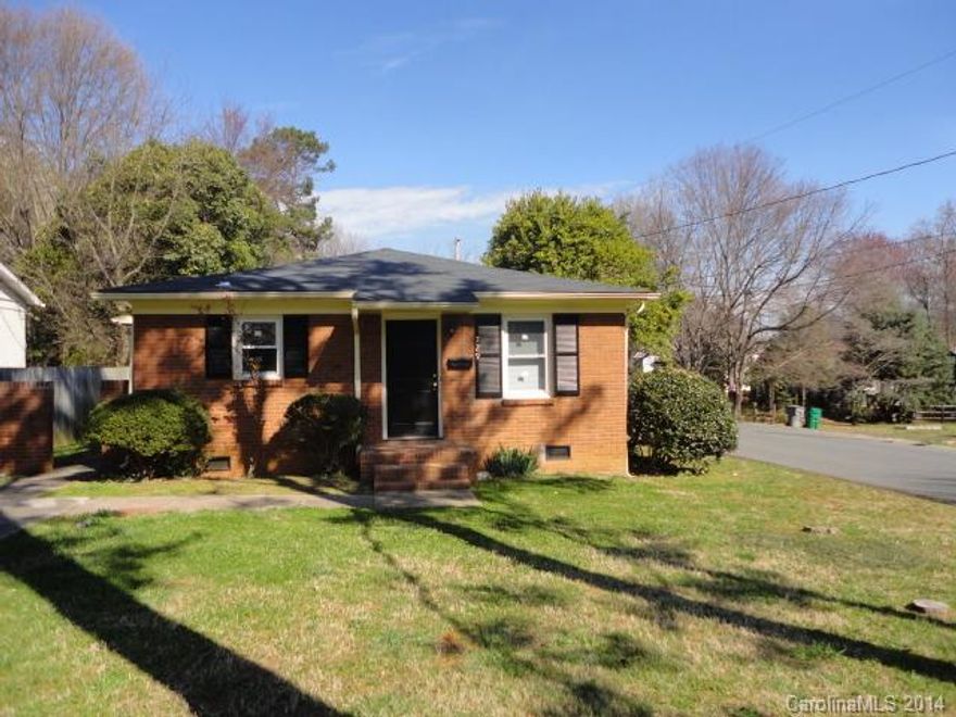 Completely refurbished 3 bedroom 1 bath duplex with hardwood floors, ceramic tile in kitchen and bathroom.  Large bedrooms and living room.  Wonderful community of Cotswold.  Pets are case by case.