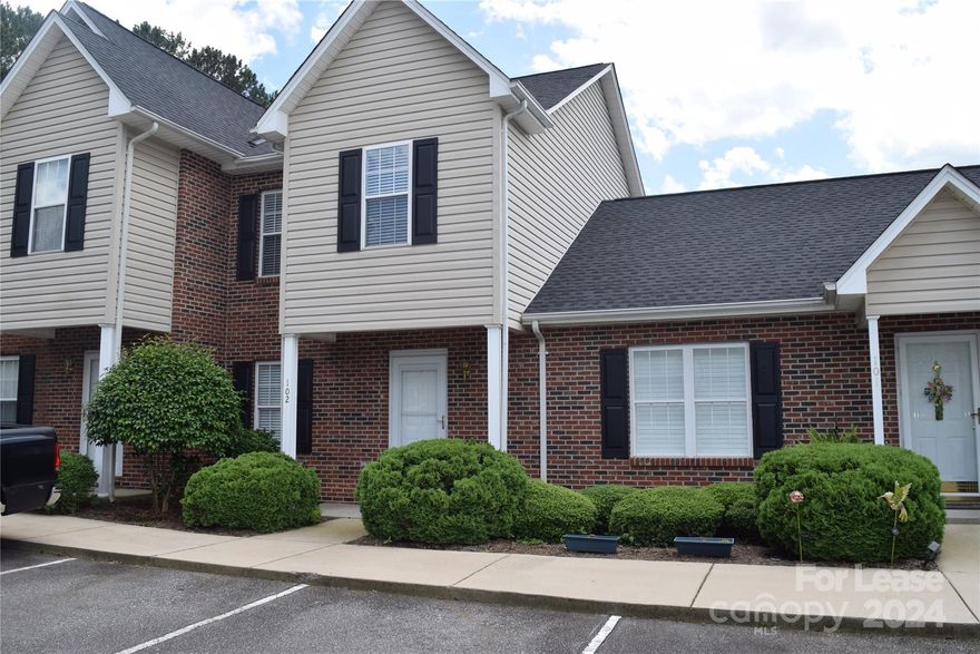 Fully furnished 2 bedroom, 1.5 bath updated unit!! In great location, conveniently located to i40, 321, 127, and Downtown Hickory. Won’t last long!! Leasing term is flexible.