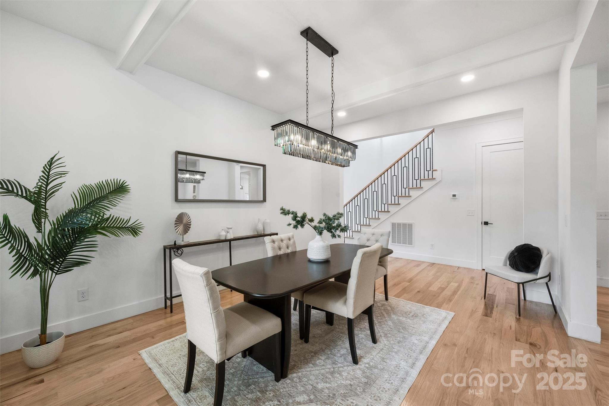 910 Everett Place