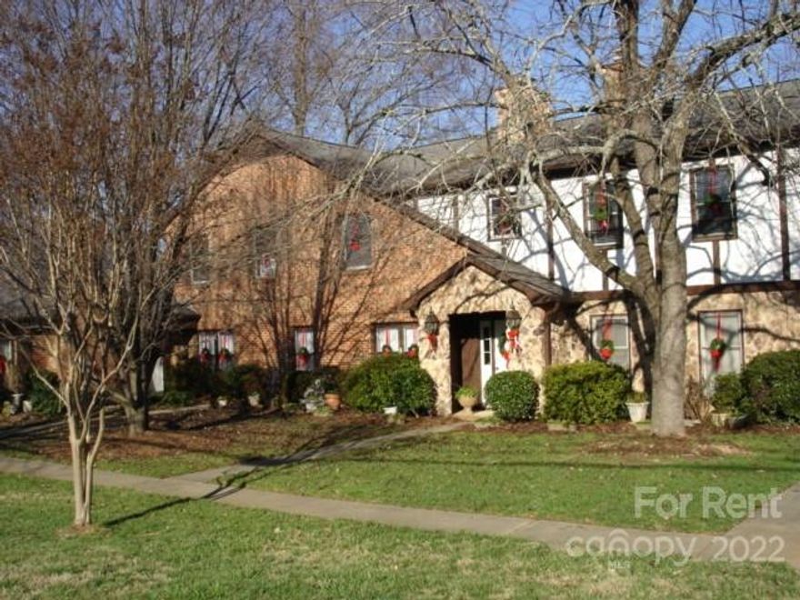 Townhome Located in Tall Oak Villas Subdivision in Rock Hill, SC 3 Bedrooms, 2 Bathrooms, Living Room with FP, Dining Room, Kitchen with Range, Refrigerator, Dishwasher & Microwave. Laundry Area with Washer & Dryer. Screened Porch. Single Family Only.
No Smoking/No Vaping. Call Owner for All Pet Permission. Maximum Occupants 5. By Appointment Only (Available by October 17, 2022).