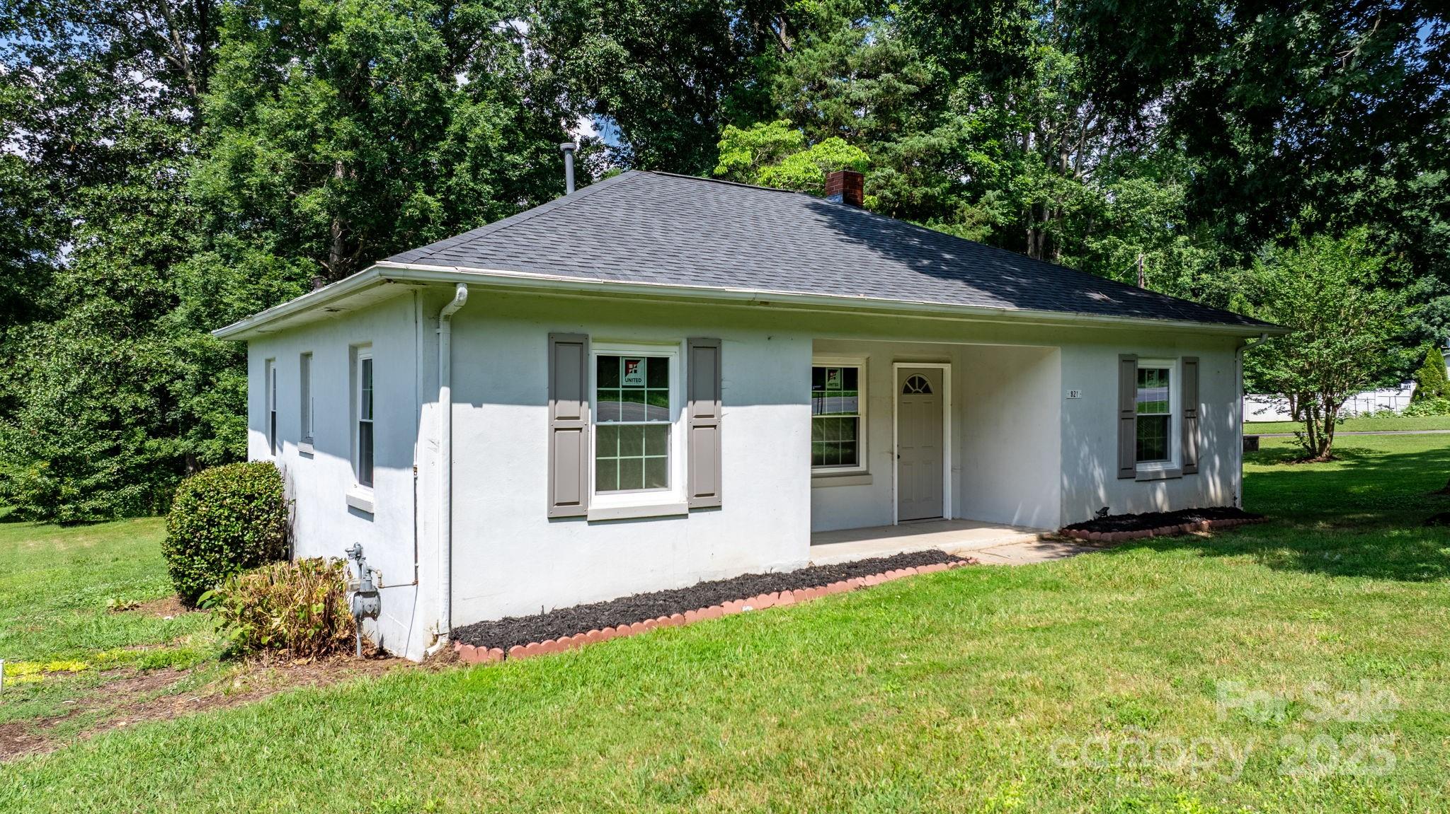 921 Spencer Road NE