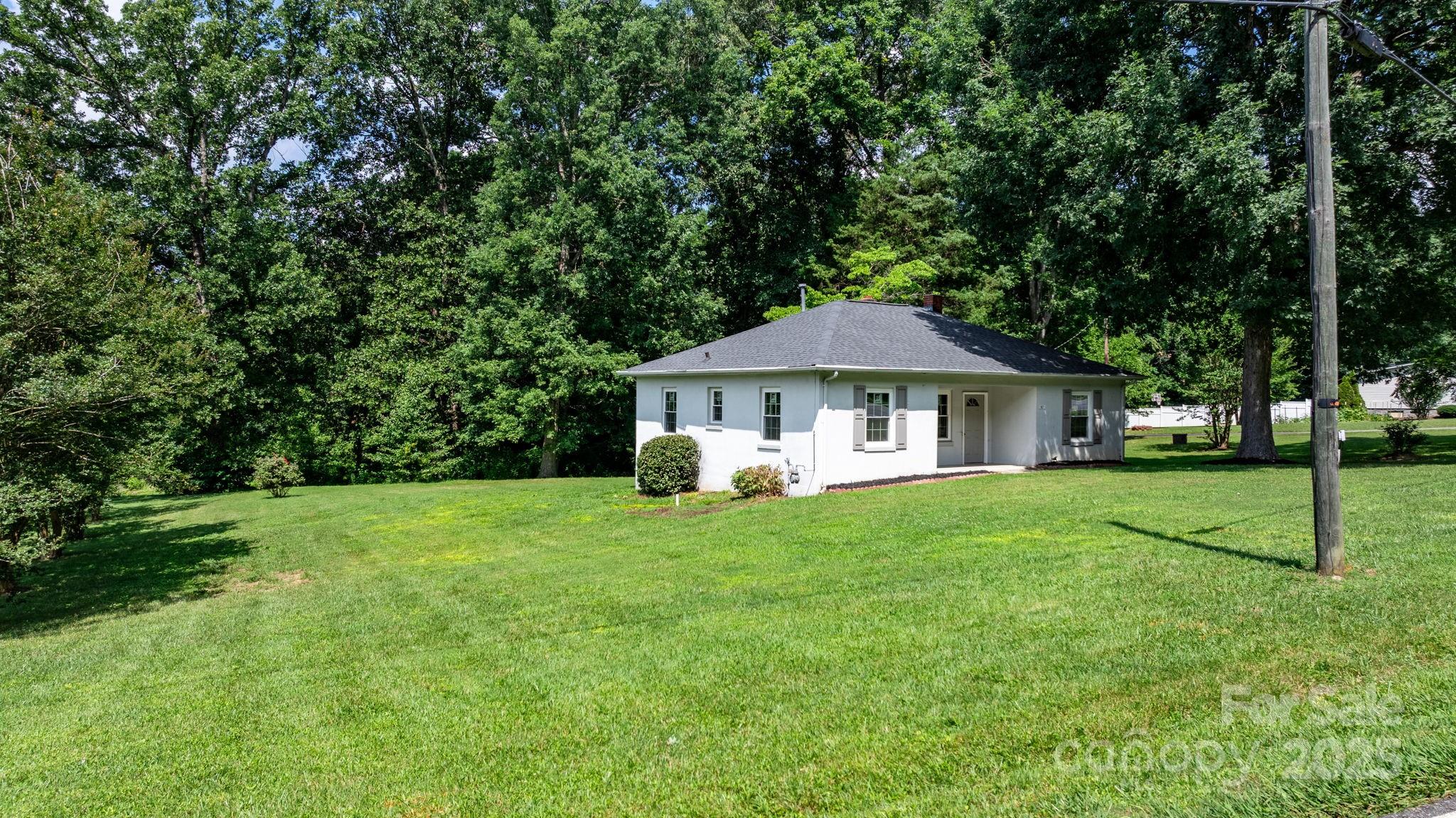 921 Spencer Road NE