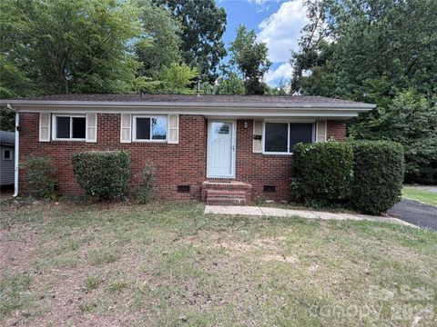 Photo of 2824 Cedarhurst Drive, Charlotte, NC 28269 (MLS # 4394752)