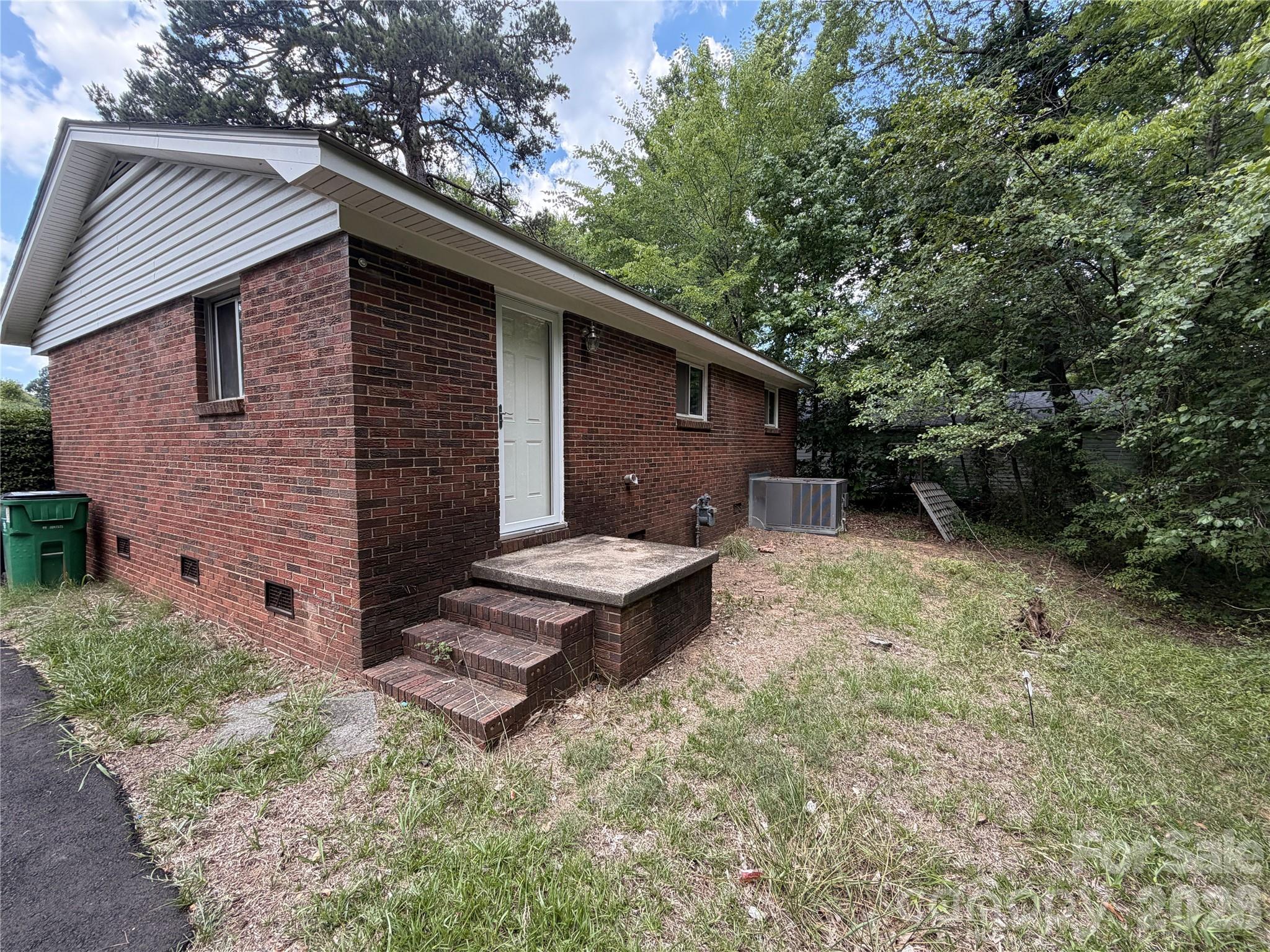 2824 Cedarhurst Drive