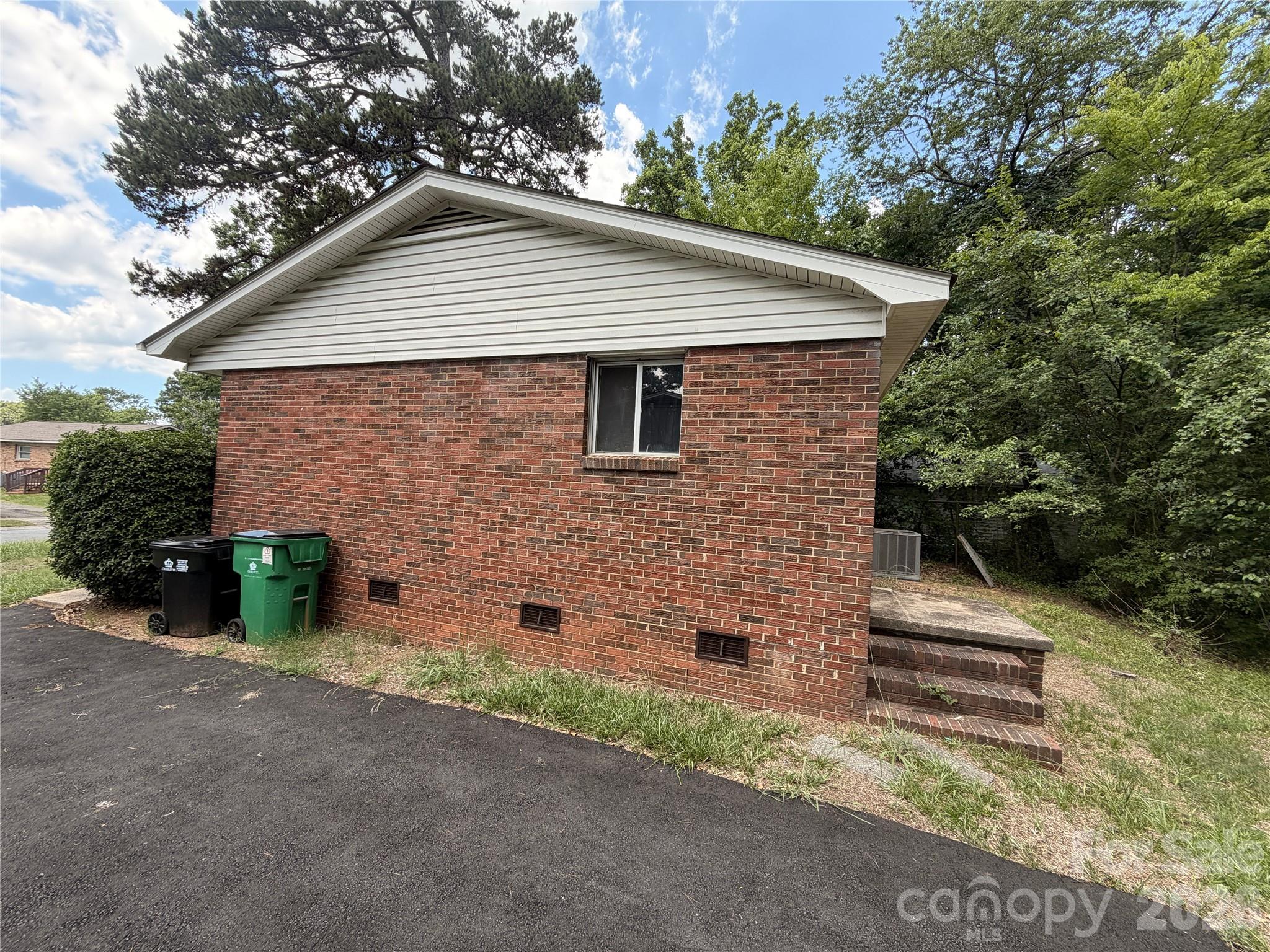 2824 Cedarhurst Drive