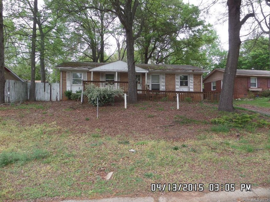 3 Bed 1 BAth home in Forest Pawtuckett. Needs work. Perfect for DIY or Investor