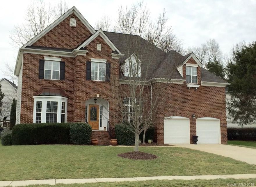 Well maintained home in sought after neighborhood of Hunter Oaks. This 4 BR 3BA home features an open floor plan 2 story entry hall and living room with plantation shutters throughout.  Natural light  in the  kitchen, breakfast room and family room. Bedroom on main floor with full bath, ideal for guests. Split bedroom floor plan upstairs offer owners suite privacy. 

Wall mounted speakers/cable boxes/washer/dryer kayak mounting in garage wall organizer does not convey
TV mounting bracket FR
