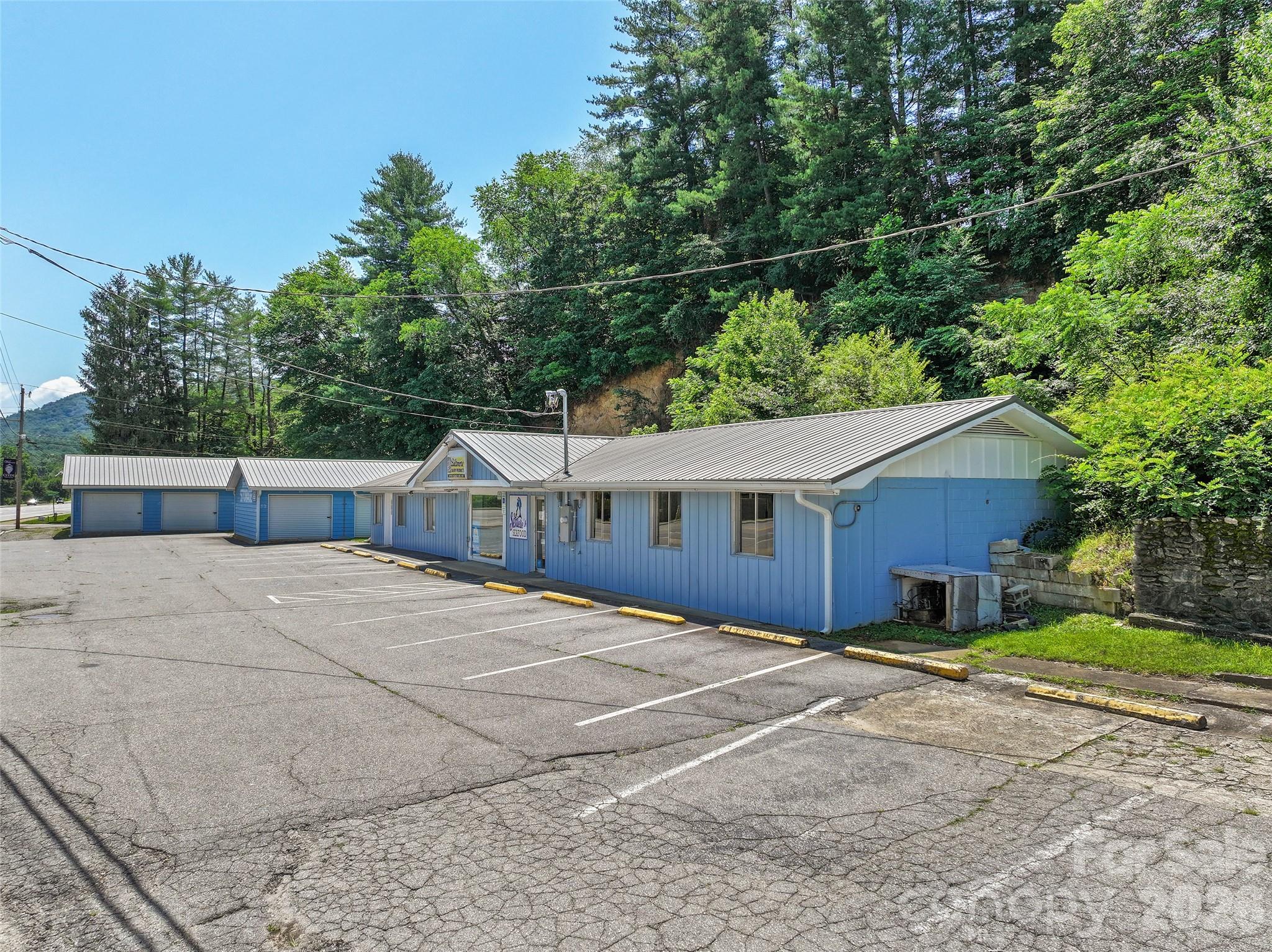 8275 Carolina Boulevard