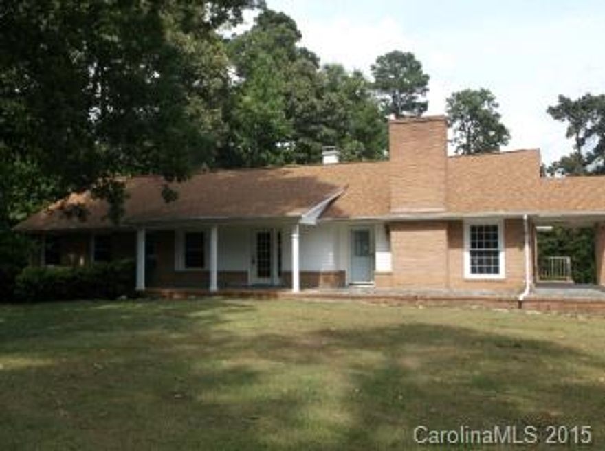 BRICK HOME, 3 BEDROOMS, 2.5 BATHS, HARDWOOD FLOORS, LIVING ROOM, DEN, FAMILY ROOM. EAT IN BREAKFAST AREA OFF THE KITHCEN. DECK OFF OF THE FAMILY ROOM. PARTIAL FENCED BACK YARD, BASEMENT AREA, VERY LARGE ROOMS, VINYL TRIM, VERY LARGE CORNER LOT, WILL NOT LAST LONG!