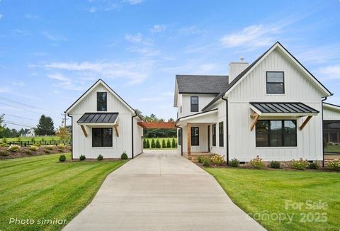 184 Mavrick Drive Mills River NC 28759