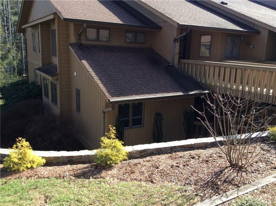 Beautiful 3 bedroom 2 baths, single level condo in The Oaks with an open floor plan. Has new carpet/laminate  floors, kitchen upgraded. with appliances only a year old. This lovely home also has a new buck stove in the fireplace & new lighting fixtures.  Newly painted, new washer & dryer, and upgraded bathrooms with tile floors. Has a screened back porch, and open patio with new outdoor electric grill. It's also conveniently located ten minutes from downtown Hendersonville.